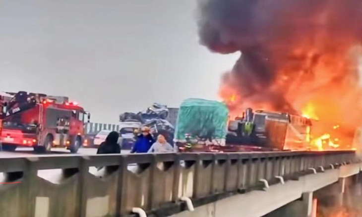 Tai nạn trên cao tốc ở Trung Quốc, 16 người chết, 66 người bị thương